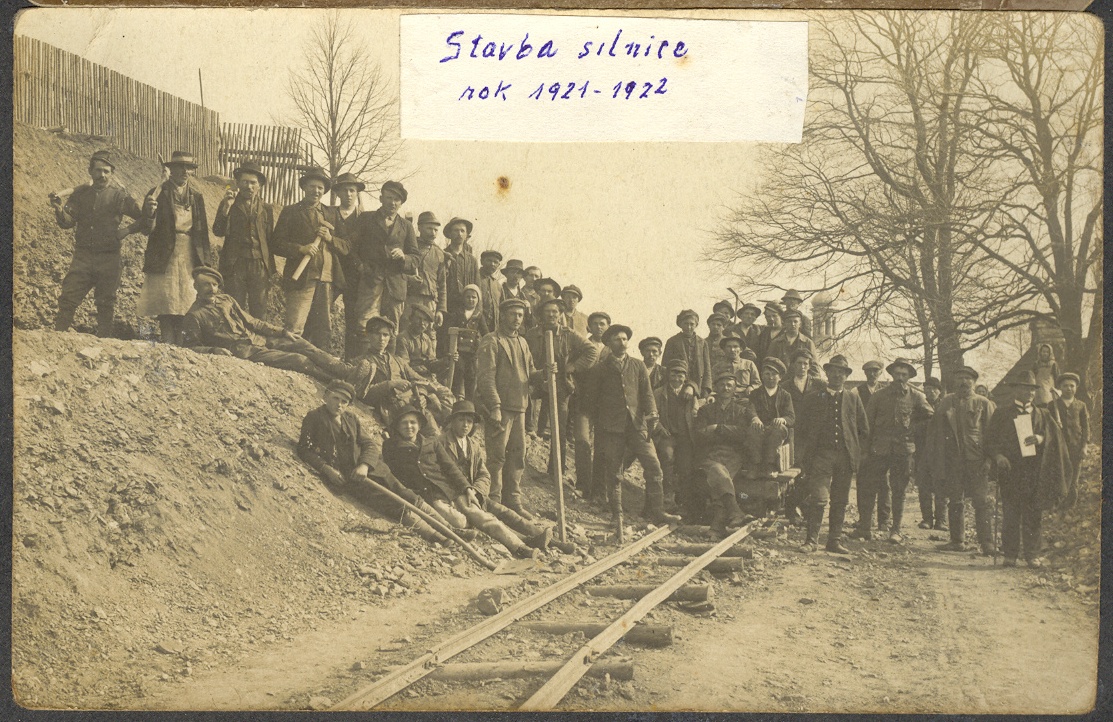 1921  stavba silnice.jpg